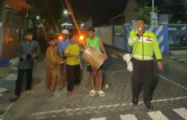 Polres Pasuruan Dampingi Warga Patrol Sahur Cegah Tawuran