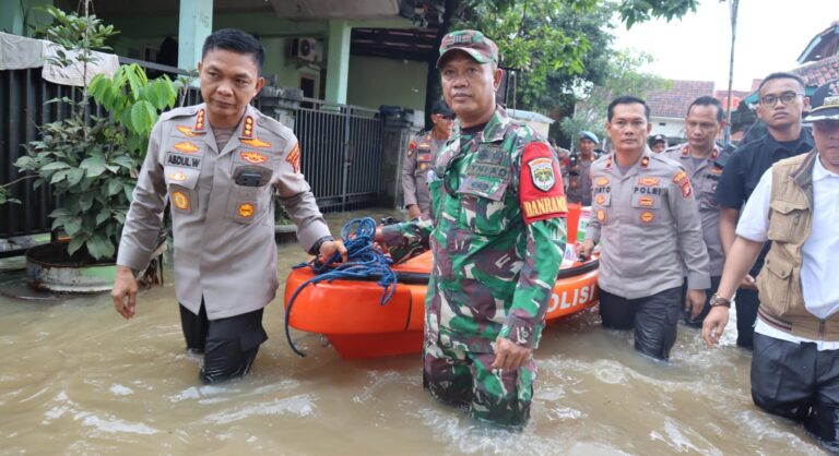 Polri Turun Evakuasi Bantu Warga Korban Banjir di Bekasi dan Depok