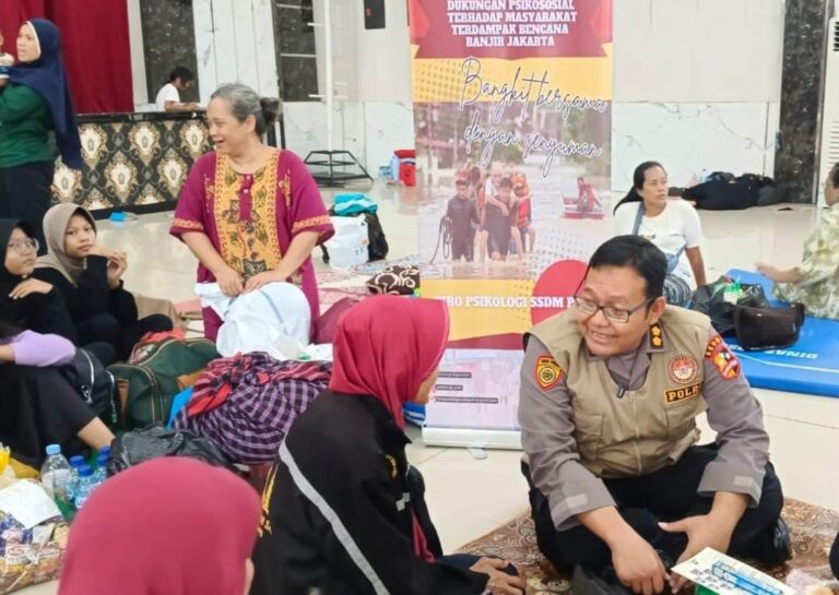 Biro Psikologi SSDM Polri Beri Dukungan Psikososial Bagi Korban Banjir Jakarta