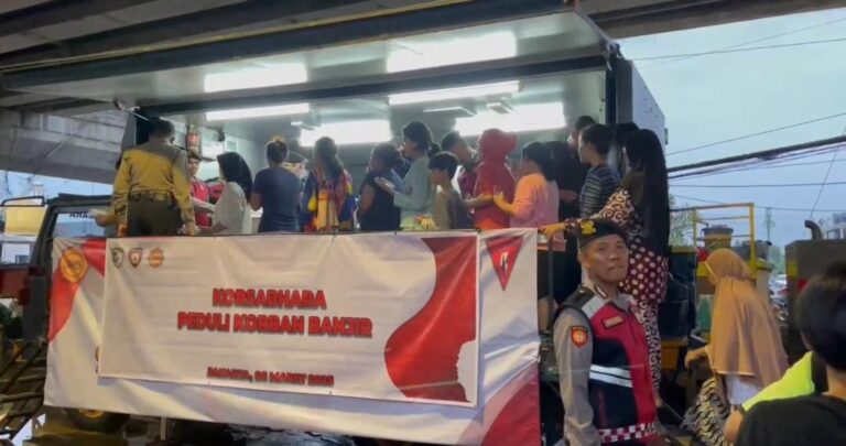 Dirikan Dapur Lapangan, Polri Bagikan 500 Porsi Makanan untuk Korban Bajir Rawajati