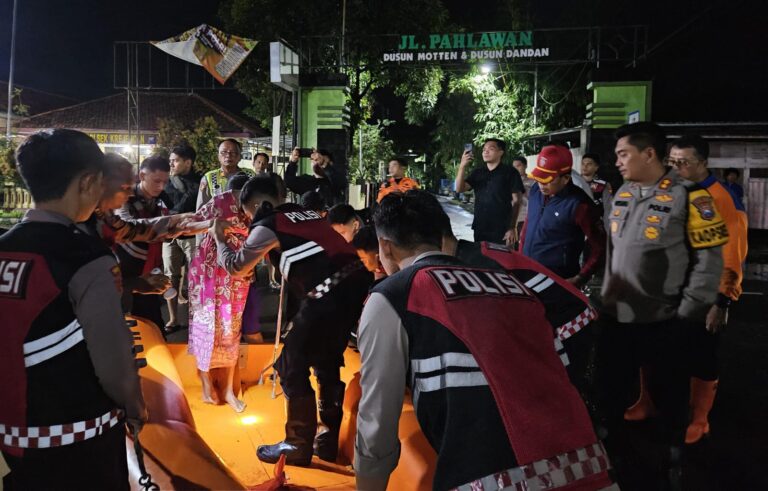 Polres Probolinggo Bersama BPBD Evakuasi Warga dan Berbagi Makan Sahur Saat Banjir di Krejengan