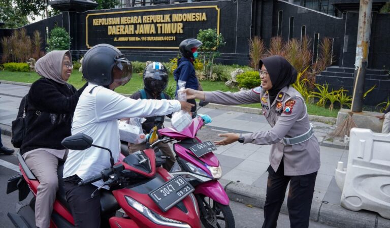 Berbagi Takjil Jelang Buka Puasa, Ditlantas Polda Jatim Ajak Masyarakat Tertib Berlalu Lintas