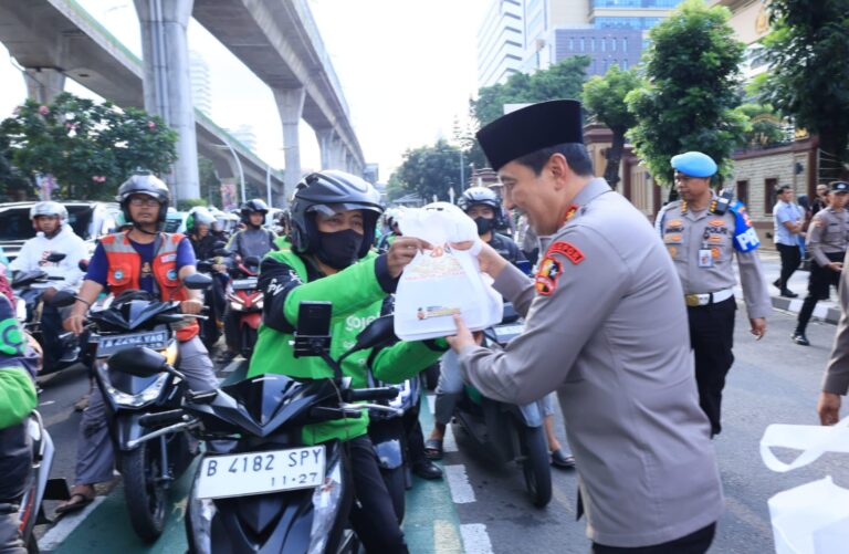 Polri dan Media Bersinergi Berbagi Takjil Serentak di Seluruh Indonesia