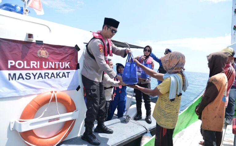 Pimpin Patroli Laut, Kapolres Situbondo Berbagi Bansos Ramadhan untuk Nelayan