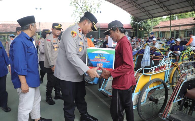 Ramadhan Berkah Polres Kediri Bersama PWI Berbagi Ratusan Paket Sembako