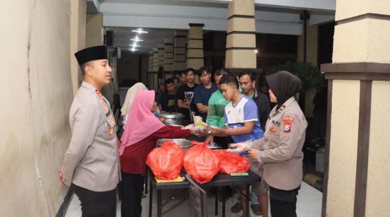 Warga Antusias Ikut Sahur Bareng Polisi yang Digelar Polres Kediri Kota