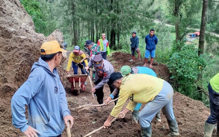 Aksi Cepat Tanggap Polisi bersama TNI dan BPBD Tangani Tanah Longsor di Probolinggo