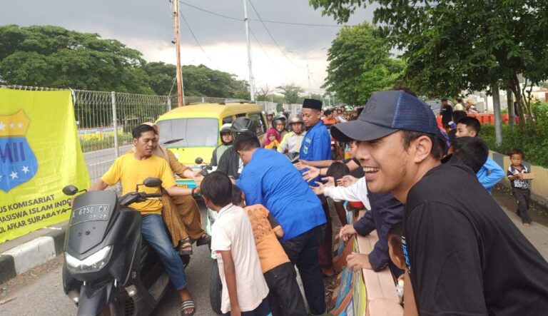 Ramadhan Berkah, Polres Pelabuhan Tanjungperak Gandeng PMII Berbagi Takjil di Suramadu