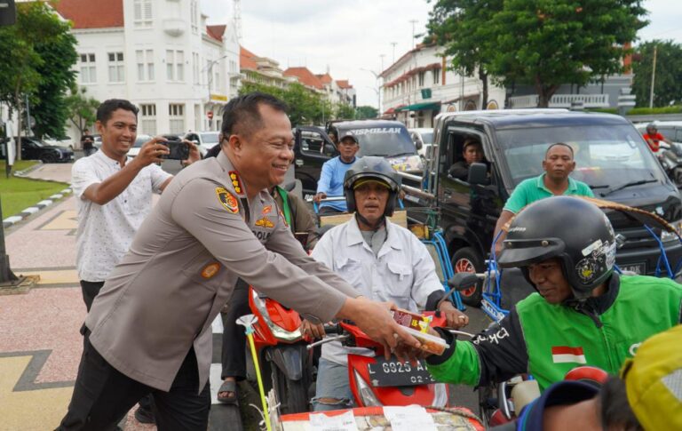 Berkah Ramadan Kapolrestabes Surabaya Bagikan 300 Paket Takjil