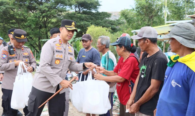 Ramadhan Berkah, Kapolres Kediri Kota Beri Bantuan Warga di TPA Sampah Pojok
