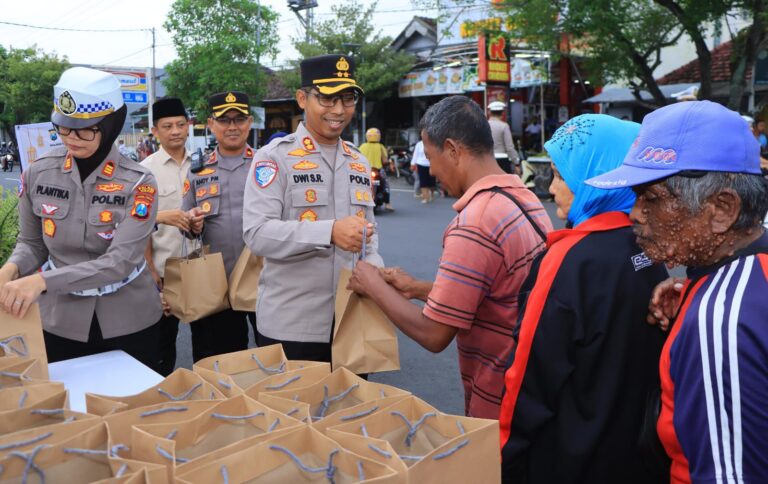 Berbagi Takjil Polres Ngawi Sosialisasikan Hotline 110 untuk Mudik Aman