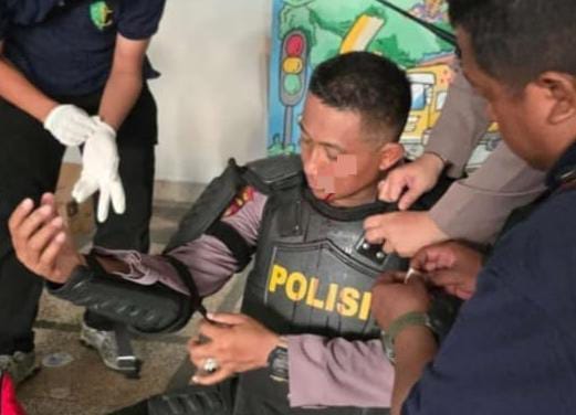 Belasan Polisi Terluka Kena Lemparan Batu dan Petasan Saat Pengamanan Demo Tolak UU TNI di Surabaya
