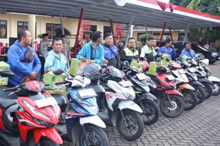 Polres Situbondo dan Bhayangkari Berbagi Ratusan Bingkisan Ramadhan untuk Driver Ojol