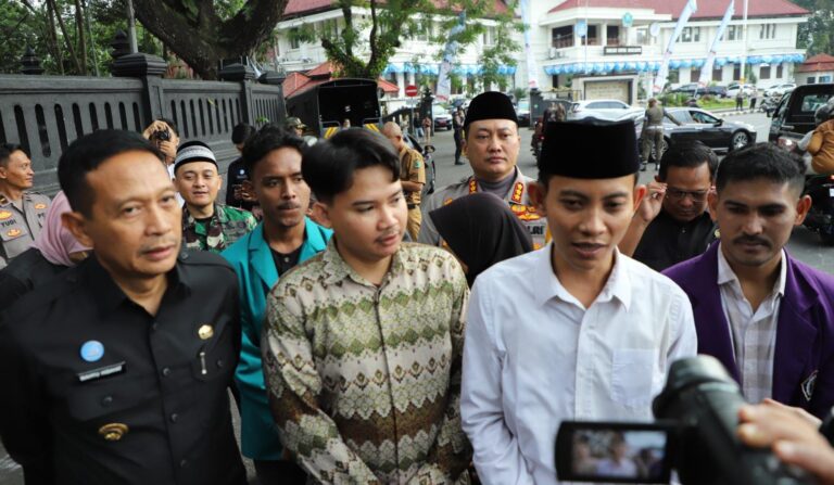 Pasca Aksi Demo Polresta Malang Kota dan Forkopimda Bersama GMNI Jatim Kerja Bakti dan Berbagi Sembako