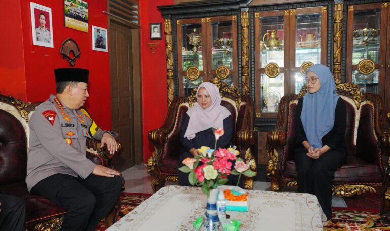 Momen Hangat Kapolri Kunjungi Keluarga AKP Anm Lusiyanto, Ungkap Dukacita Mendalam