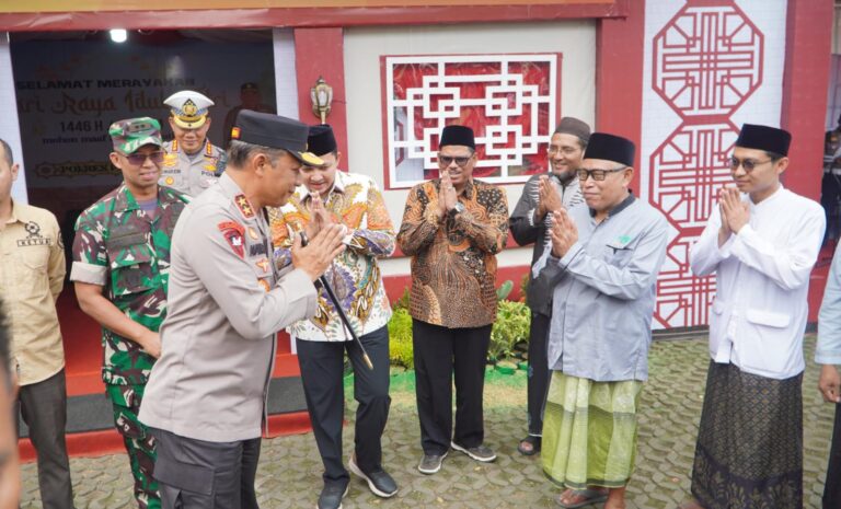 Kapolda Jatim Tinjau Pos Pelayanan Ops Ketupat Semeru 2025 di Masjid Cheng Hoo Pandaan