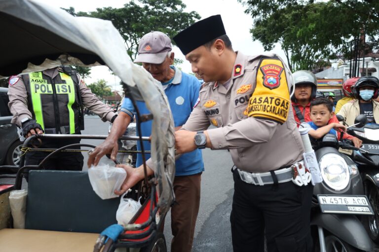 Satlantas Polresta Malang Kota Bagikan Ratusan Takjil Gratis Tiap Hari, Tingkakan Kamseltibcarlantas