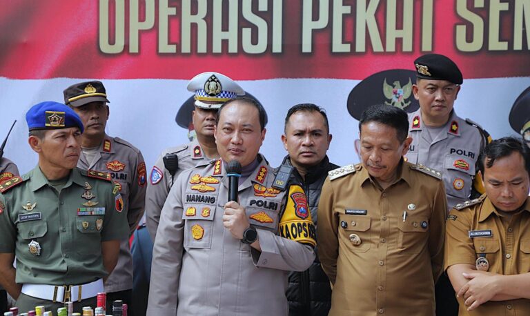 Operasi Pekat Semeru 2025 Usai, Polresta Malang Kota Sukses Tekan Kriminalitas dan Ribuan Botol Miras di Musnakan