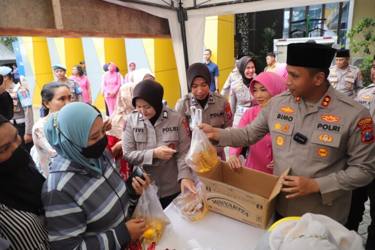 Ramadhan Berkah Polres Kediri Gelar Bazar Murah Masyarakat Sumringah