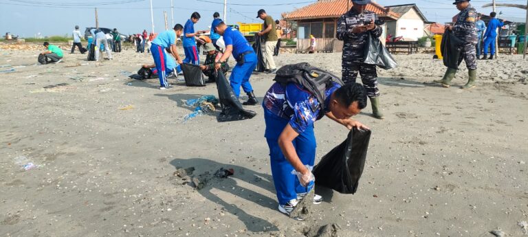 Refleksi HSN Polisi dan Mahasiswa UIM Bersihkan Sampah di Dermaga Branta Pesisir Pamekasan