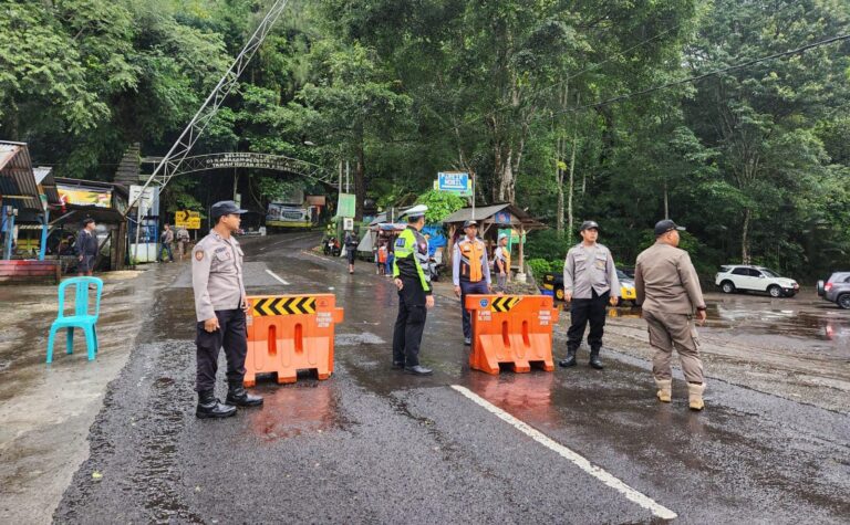 Polres Mojokerto Tutup Jalur Pacet- Cangar Selama Proses Penanganan Longsor