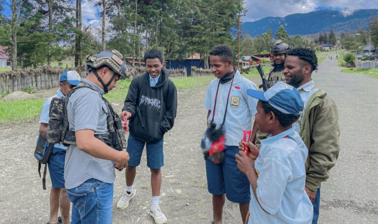 Satgas Ops Damai Cartenz Sambangi Anak Sekolah di Ilaga, Perkuat Pendekatan Humanis Jaga Keamanan