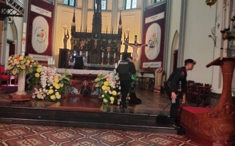 Polisi Amankan Ibadah Paskah di Gereja Katedral Jakarta