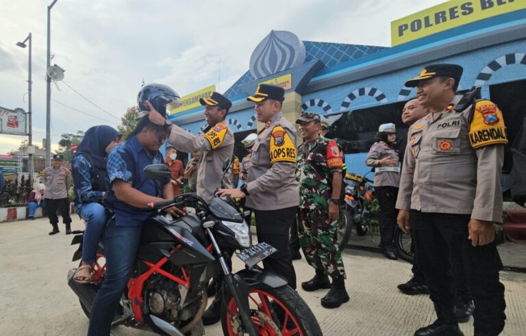 Kapolres Blitar Berbagi Helm Gratis Saat Pantau Arus Balik Lebaran 2025