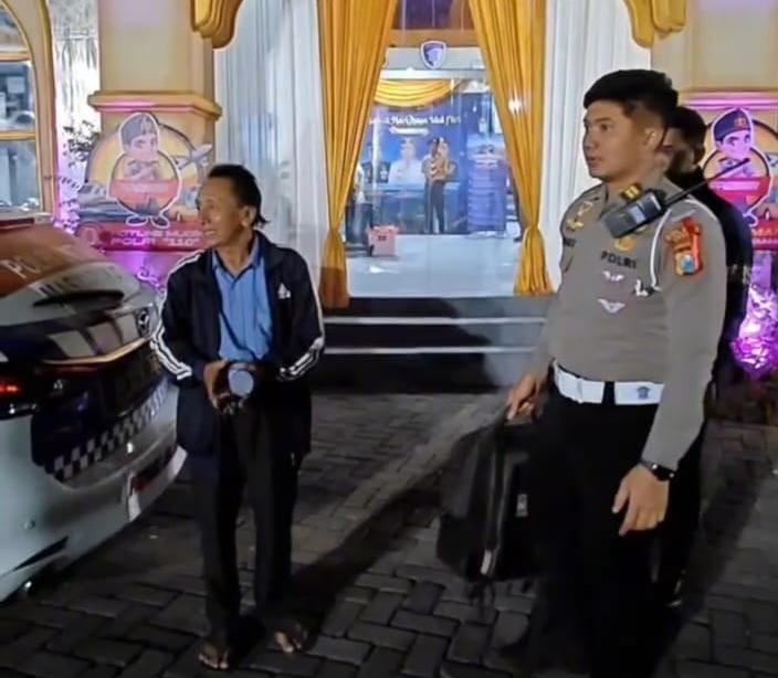 Polisi Antarkan Pemudik Hingga Kampung Halaman Saat Ketinggalan Bus di Terminal Gresik