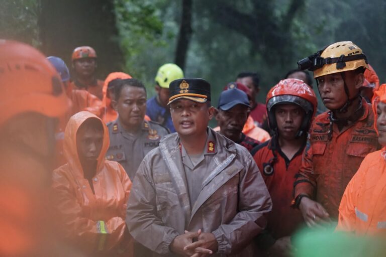 Cuaca tidak mendukung, Polisi dan Tim Evakuasi Sempat Tunda Pencarian Korban Longsor di Pacet