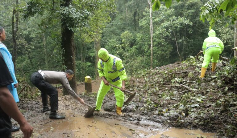 Gotong Royong Polisi Bersama TNI dan BPBD Tangani Longsor Pacet Mojokerto