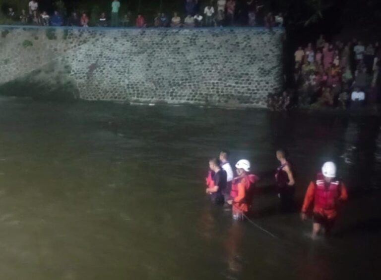 Sinergitas Polres Blitar, TNI, dan BPBD Berhasil Evakuasi Korban Tenggelam di Dam Sungai Berut Jatinom