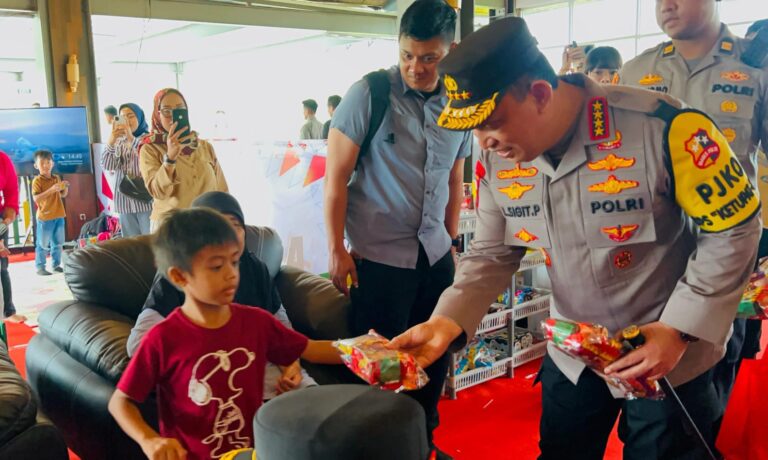 Tinjau Rest Area KM 456, Kapolri Instruksikan Jajaran Maksimal Beri Pelayanan dan Atur Lalin Arus Balik