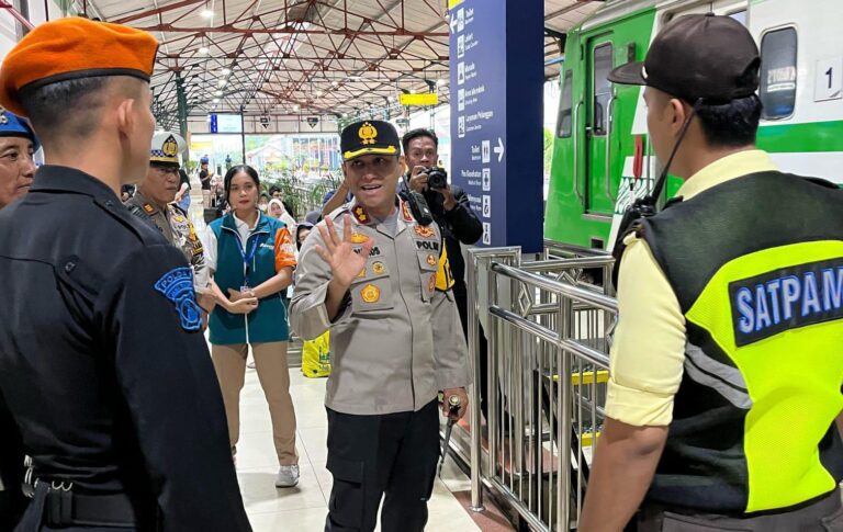 Pastikan Mudik Nyaman Kapolres Madiun Kota Pantau Keamanan di Stasiun Kereta Api