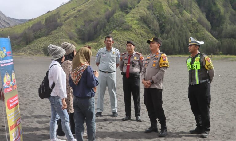 Kapolres Probolinggo Patroli Dialogis di Gunung Bromo Pastikan Keamanan Wisatawan Saat Lebaran
