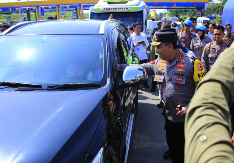 Kapolri Sapa dan Beri Bingkisan ke Pemudik di Tol Kalikangkung