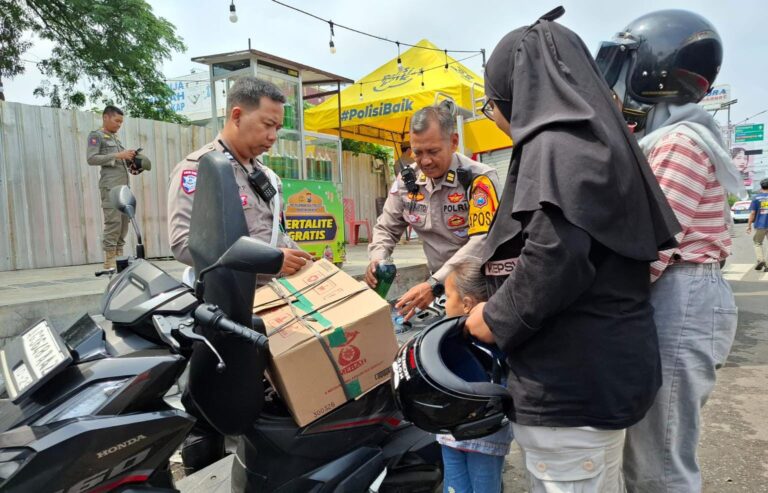 Bantu Pemudik Kehabisan Bensin, Polisi di Kota Kediri Tuai Pujian
