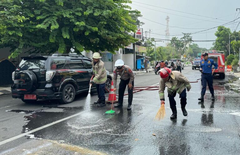 Sigap, Polisi bersama Damkar Bersihkan Tumpahan Solar di Jalan Raya Lamongan Antisipasi Kecelakaan