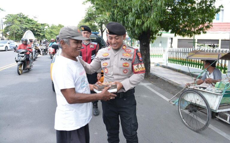 Sambil Patroli Polisi Berbagi Nasi Kotak ke Pekerja Jalanan di Situbondo