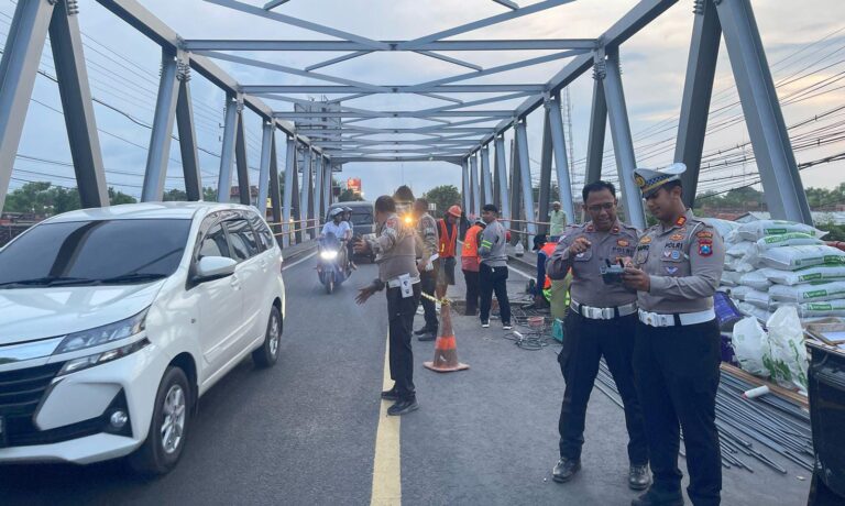 Polres Probolinggo Siagakan Personel dan Siapkan Jalur Alternatif Akibat Lubang di Jembatan Pajarakan