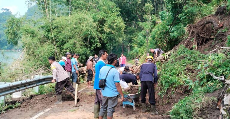 Polisi bersama TNI dan Warga Bersihkan Longsor Jalur Wisata Telaga Ngebel di Ponorogo Kembali Normal