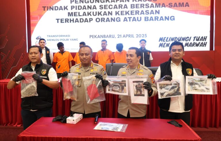 Polda Riau Tangkap Empat Debt Collector Yang Terlibat Pengrusakan dan Intimidasi