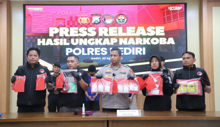 Polres Kediri Berhasil Gagalkan Peredaran Narkoba, Tiga Tersangka dan Sabu Hampir 1 Kg Diamankan