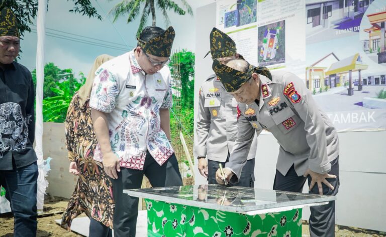 Kapolda Jatim Kunjungi Pulau Bawean Resmikan Pembangunan Mapolsek Tambak