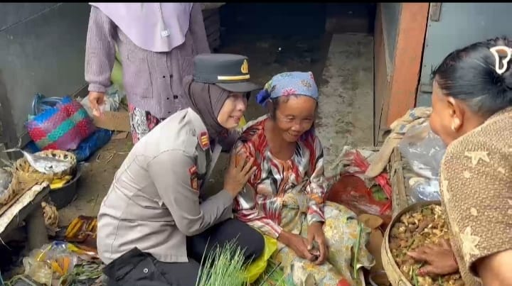 Polisi Datang Nenek Penjual Rempah yang Ditipu Pembeli Pakai Uang Mainan di Pamekasan Senyum Riang