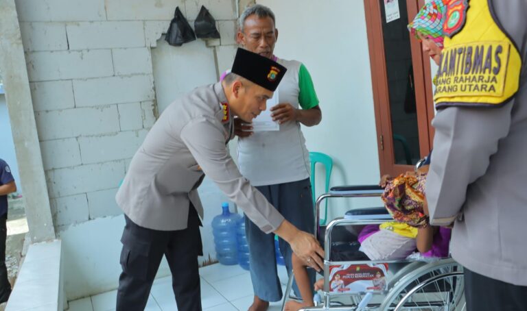 Polisi Beri Bantuan Kursi Roda untuk Penderita Celebral Palsy-Lansia di Bekasi dan Karawang