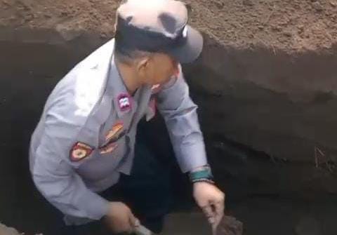 Anggota Polsek Buluspesantren Ikut Menggali Makam demi Bantu Sahabatnya