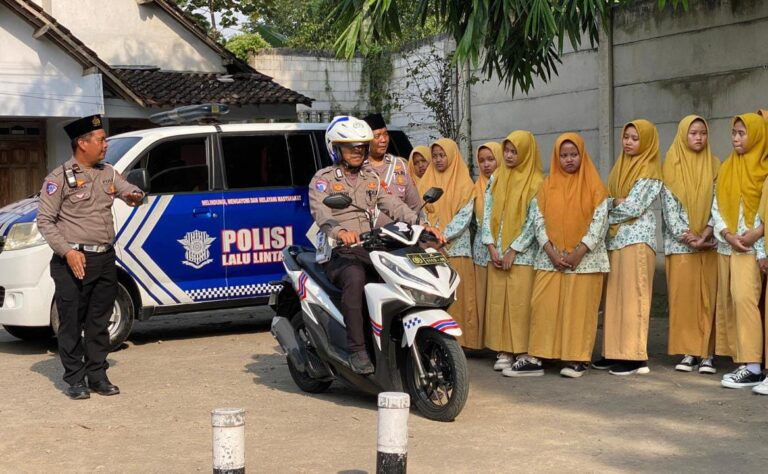 Hardiknas, Polisi Kenalkan Program Keselamatan Berkendara Edukasi Santri di Kediri