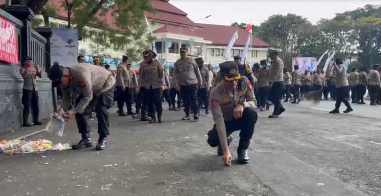 Viral! Polisi di Kota Malang Bagi Gorengan Hingga Bersihkan Sampah Usai Aksi Mayday, Netizen: Ini Baru Humanis