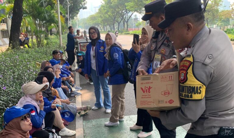Polisi Bagikan 500 Duz Air Mineral Dan Permen Untuk Massa Buruh Di DPR